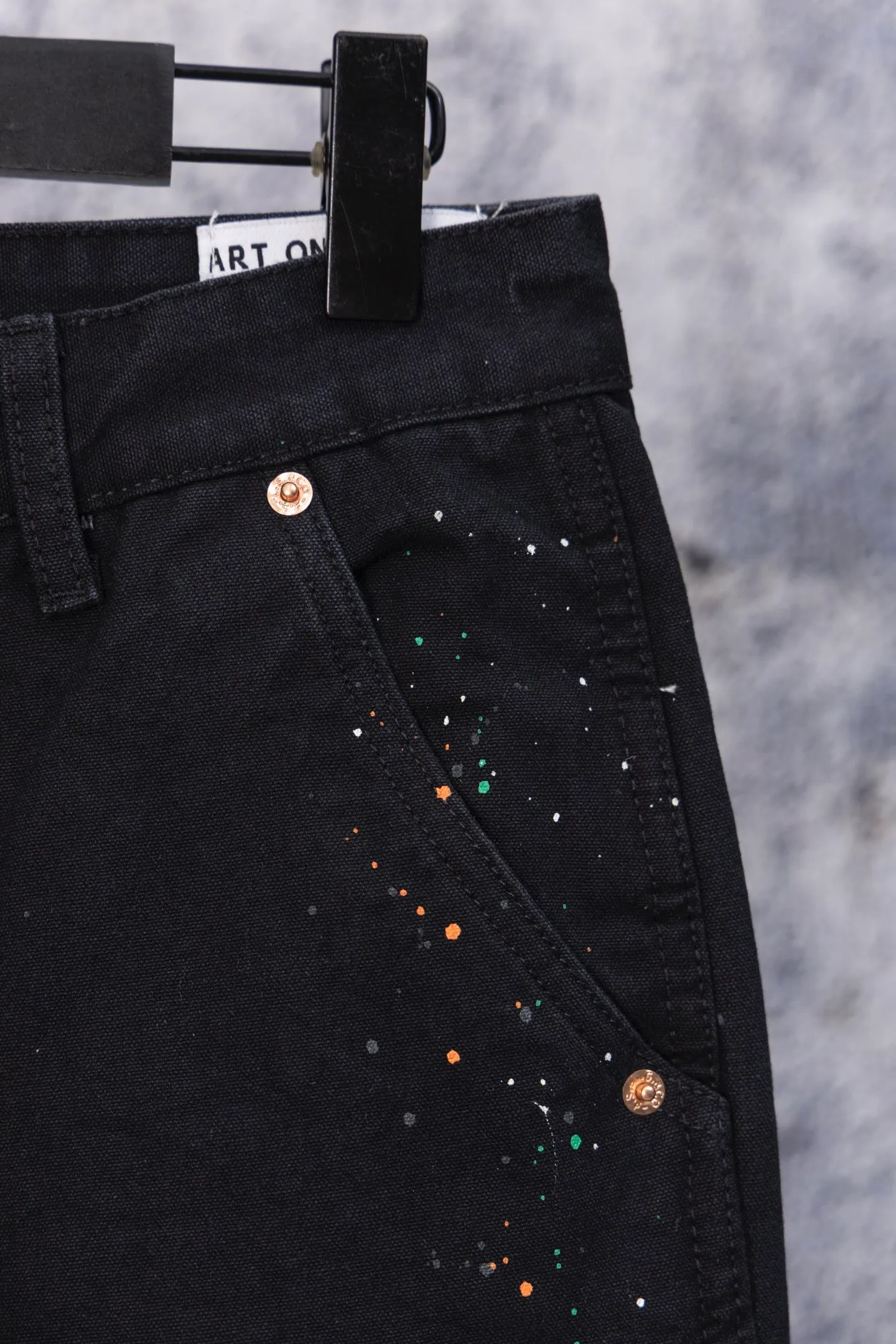 💰230 GALLERY DEPT.25ss new style splash-ink patchwork jeans, bootcut trousers, denim + splash-ink, full of artistic sense! The trouser legs are spliced ​​with denim, creating a layered look, and the words "GALLERY DEPT." are super recognizable✨. High-density denim, wear-resistant and comfortable, perfect for daily wear or street style. Inspired by the classic elements of Helmut Lang, splashing ink is full of three-dimensionality. Pair it with simple tops or HL items to easily get a sense of avant-garde fashion! Gallery Dept. targets the global fashion pioneer group aged 18-35 and positions itself as a "high street art trendy brand". Its core competitiveness lies in: • Cultural symbol output: Through endorsements from stars such as Virgil Abloh, Jennie, and Justin Bieber, it strengthens the brand's benchmark status in the hip-hop and fashion circles. Size: 28-36 Color: black